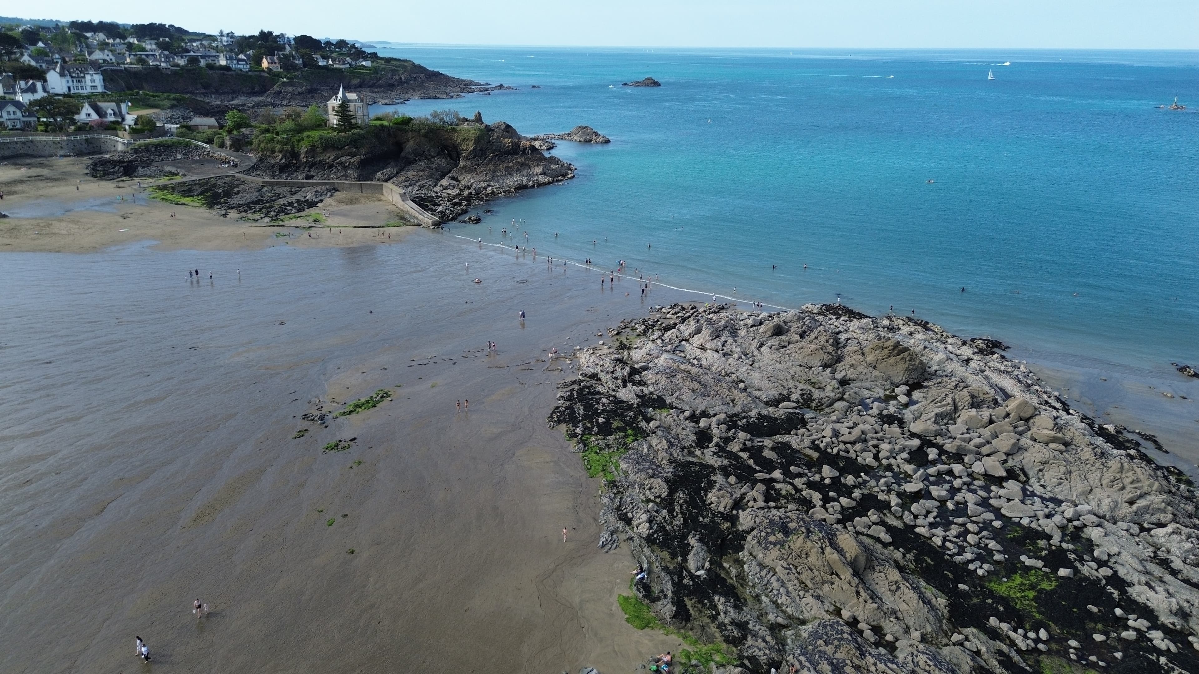 Prise de vue aérienne par drone en Bretagne pour entreprise, immobilier